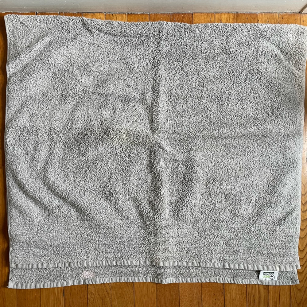 4 Grey Bath Towels - Picture 4 of 7